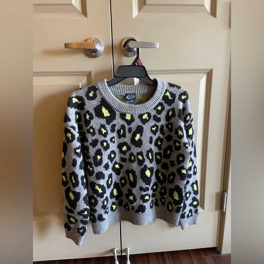 Chic Gray and Yellow Leopard Print Sweater